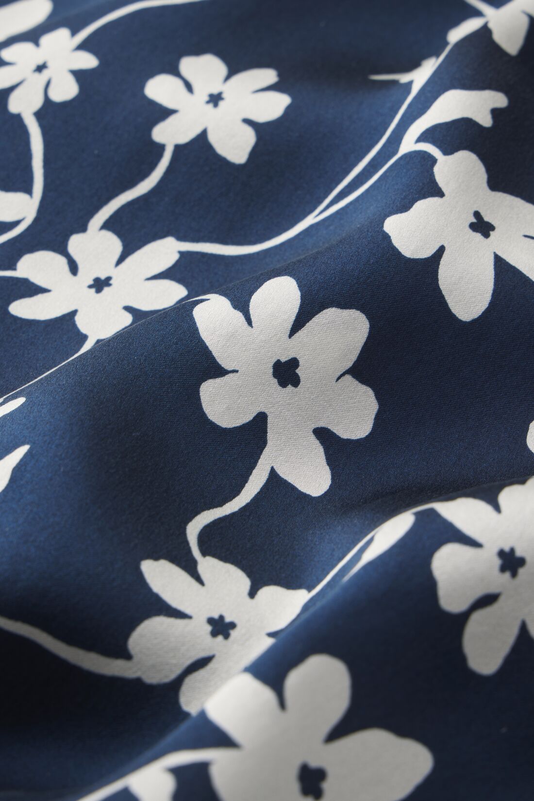Low_Res-Swatch_Modern_Floral_Navy_Silk.jpg